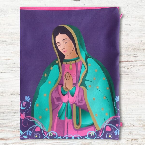 Detalle de la imagen de Nuestra Señora de Guadalupe doblado en delantal antifluido